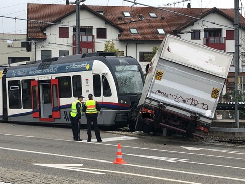 Collision entre un train régional et un camion à Berikon (AG)