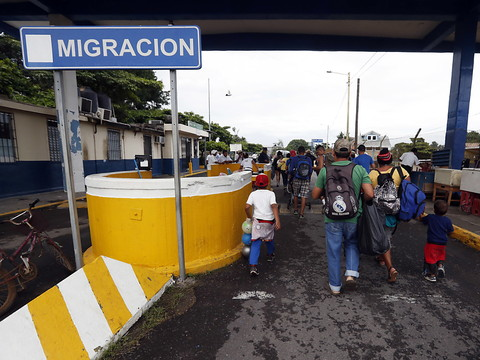 Des migrants honduriens force la frontière Guatemala-Mexique