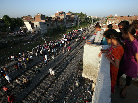 Un train percute une foule en Inde: une soixantaine de morts