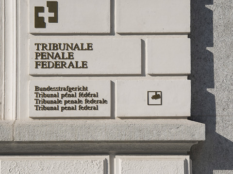 Fortes peines requises contre un trio pour escroquerie par métier