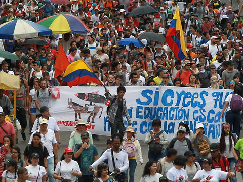 Manifestation de milliers d'enseignants et d'étudiants en Colombie