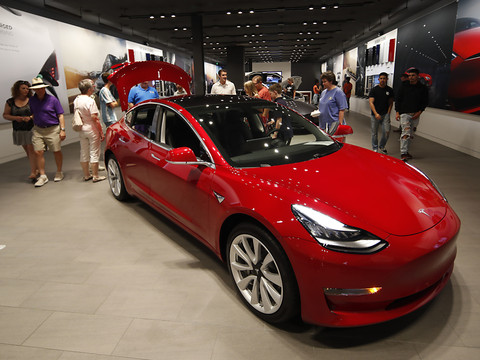 Tesla gagne de l'argent pour la première fois en deux ans