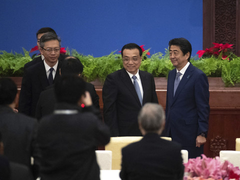 Shinzo Abe rencontre Li Keqiang pour 