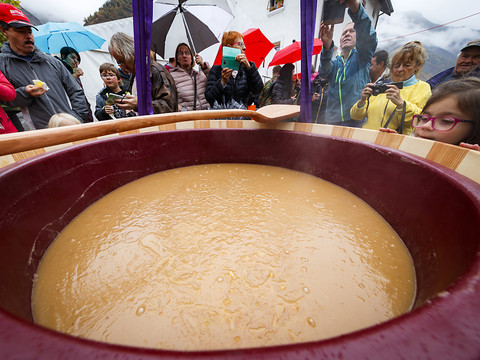 Record du monde du plus gros bol de compote de pommes à Riddes (VS)