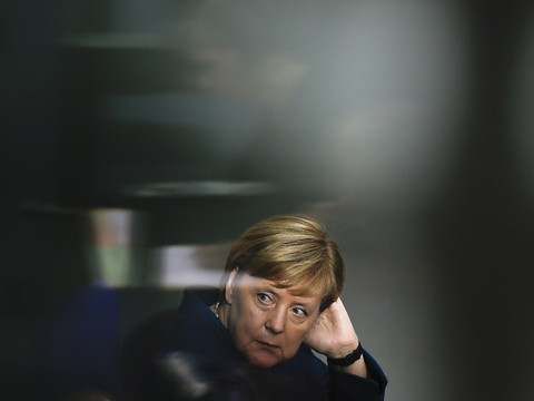 Merkel au chevet de son gouvernement après un rude revers électoral