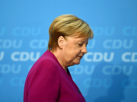 Angela Merkel prépare sa sortie après un cinglant revers électoral