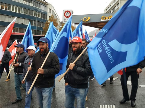 Près de 400 maçons en colère défilent à Sion