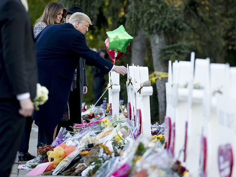 Trump à la synagogue de Pittsburgh, conspué par des manifestants