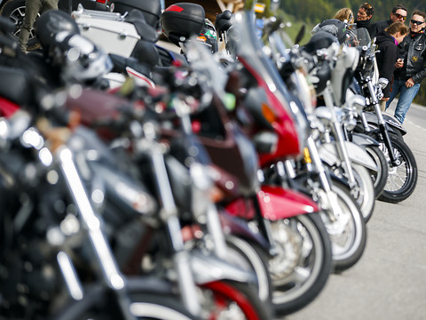 TF: non au stationnement des motos sur les trottoirs genevois