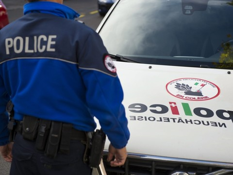 Noiraigue (NE): un homme agresse deux policiers au couteau