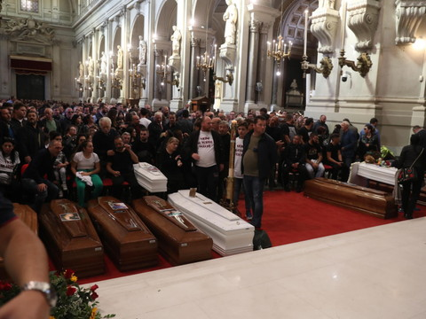 Sicile: funérailles de neuf victimes des inondations