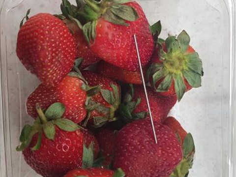Mystère des fraises piégées: une femme arrêtée en Australie
