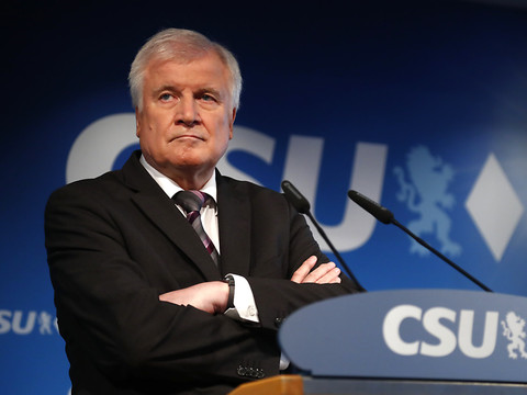 Seehofer va quitter la présidence de la CSU, mais reste ministre