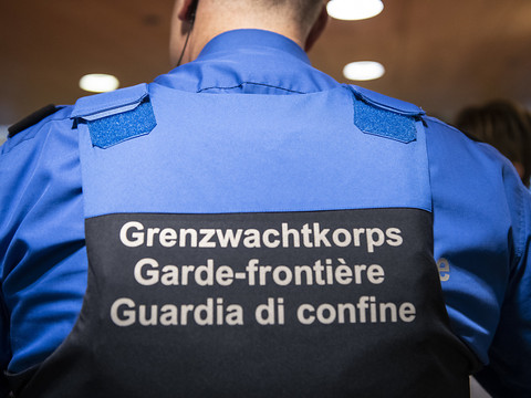 Deux gardes-frontière tessinois dans le collimateur de la justice