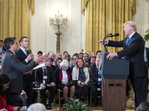 Accréditation retirée: CNN attaque la Maison Blanche en justice