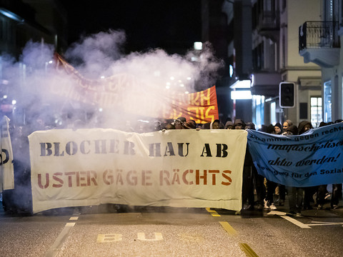 La police contient les manifestants opposés au discours de Blocher