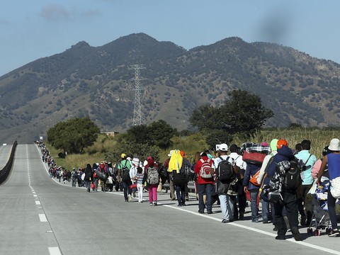 Caravane de migrants: premières arrivées à la frontière américaine