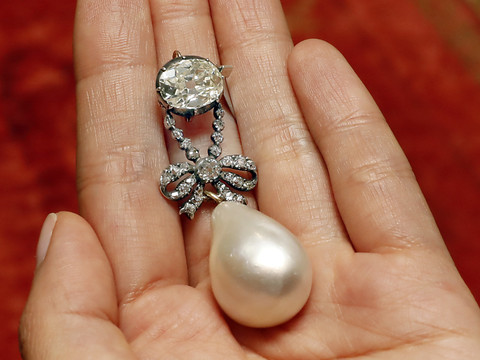 Un pendentif de Marie-Antoinette adjugé 36 millions de dollars