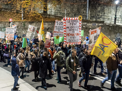 Les fonctionnaires manifestent pour leurs salaires et leur retraite