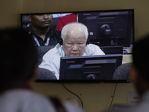 Deux anciens dirigeants khmers rouges condamnés pour 