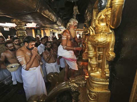 Inde: un temple changé en forteresse pour permettre l'accès des femmes