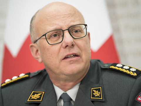 Le chef de l'armée s'excuse pour les frais excessifs