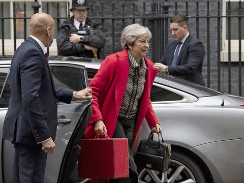 Les Brexiters s'activent pour un vote de défiance contre May