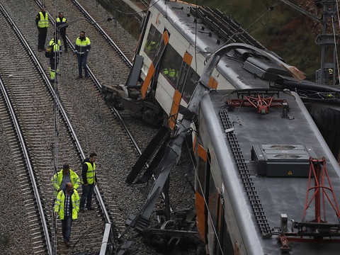 Un train déraille près de Barcelone: un mort et près de 50 blessés