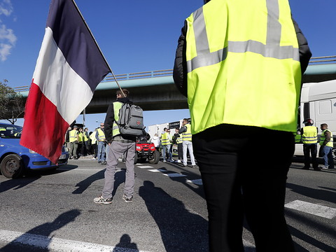 Gilets jaunes: 16 policiers blessés à La Réunion