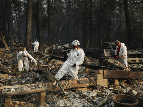 La pluie complique les recherches de victimes en Californie