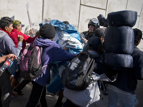 Des migrants tentent de franchir la frontière américaine