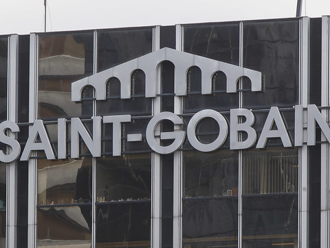 Saint-Gobain accélère ses cessions d'activités et se réorganise