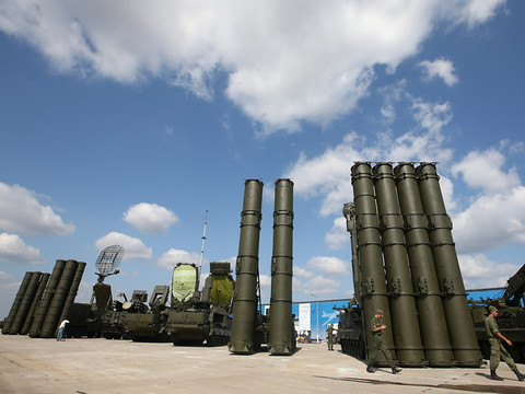 Tensions Kiev-Moscou: le président ukrainien promulgue la loi martiale