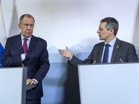 Espionnage: Cassis et Lavrov font retomber un peu la tension