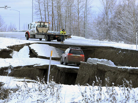 Alaska: un puissant tremblement de terre fait de nombreux dégâts