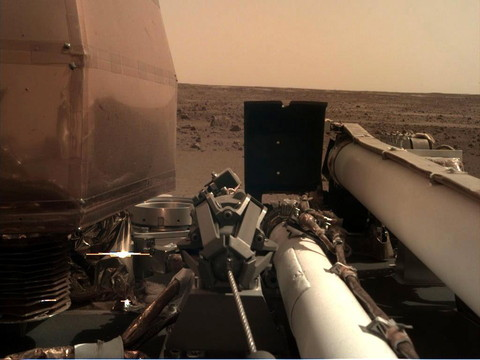 La sonde InSight s'est posée sur une surface martienne inclinée