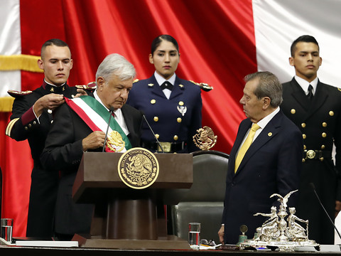 Le Mexique intronise Lopez Obrador, premier président de gauche