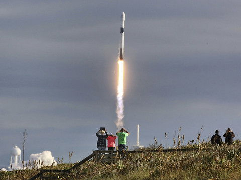 SpaceX va placer 64 satellites en orbite d'un coup