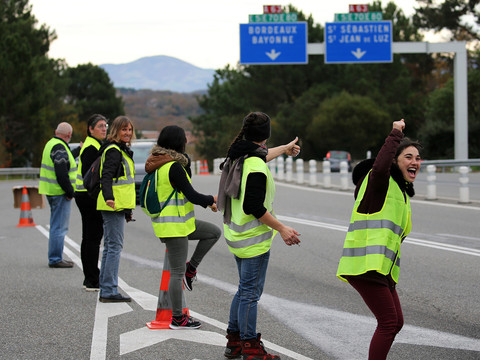 Gilets jaunes: le gouvernement français présente officiellement ses mesures