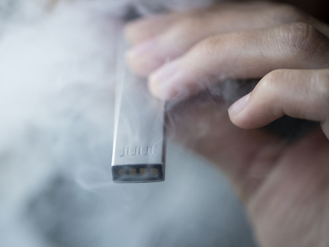 Les e-cigarettes de Juul font une arrivée controversée en Suisse