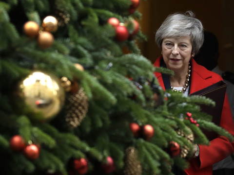 Theresa May retourne au Parlement après une série de revers sur le Brexit