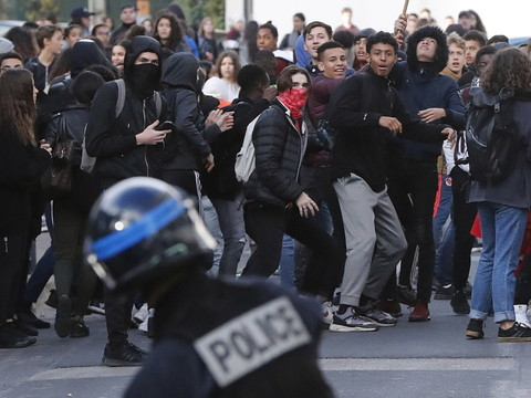 Lycées: 700 interpellations après une nouvelle journée d'incidents