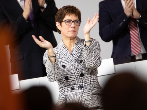 Les conservateurs élisent une fidèle de Merkel à leur tête