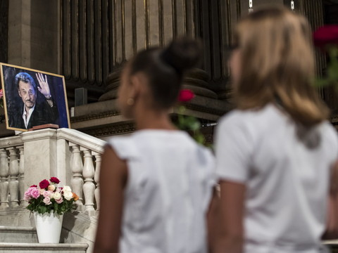 Un an après, les fans de Johnny lui rendent hommage à Paris