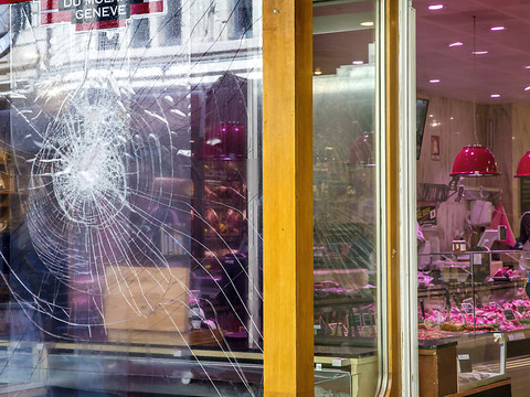 Caillassages de boucheries à Genève: quatre personnes interpellées