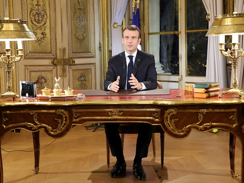 Gilets jaunes: gestes de Macron dans l'espoir de déminer la crise