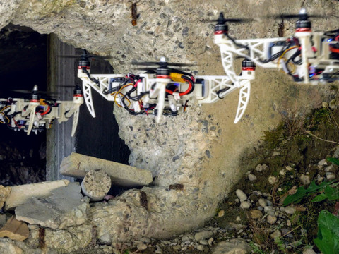 Un drone pliable qui se faufile pour des missions de sauvetage