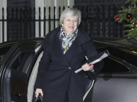 Theresa May échappe à une motion de défiance des conservateurs