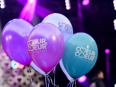 Enfermés dans un studio de verre pour Coeur à Coeur
