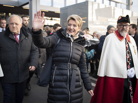 Karin Keller-Sutter accueillie par ses concitoyens à St-Gall et Wil